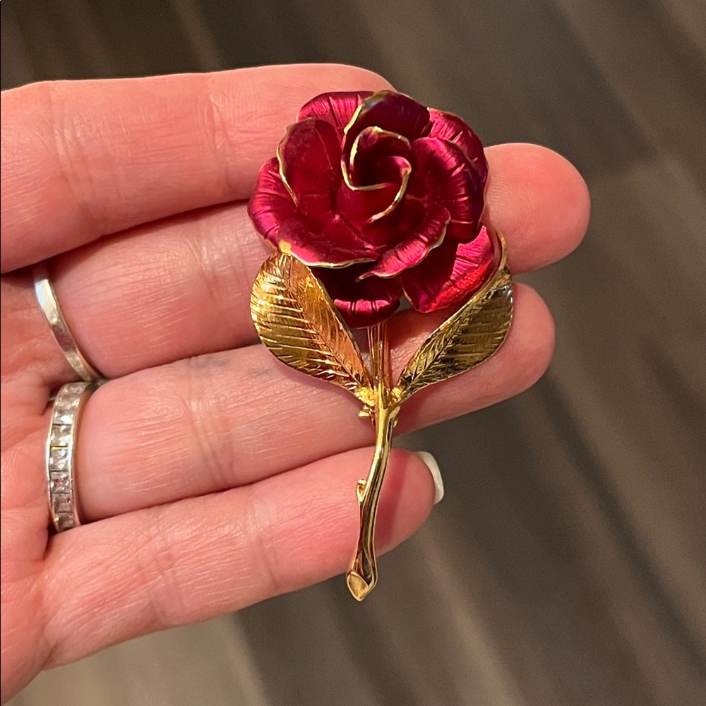 Vtg CERRITO Gold & Red Rose Brooch - single solitaire rose